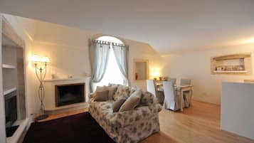 Suite monolocale Deluxe, non fumatori, vista città | Area soggiorno | TV a schermo piatto