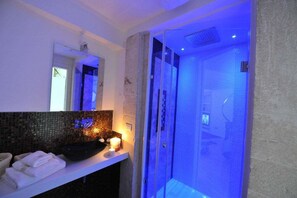 Estudi en suite Deluxe, no fumadors, vistes a la ciutat | Bany | Dutxa, capçal de dutxa tipus cascada, assecador de cabells i bidet 