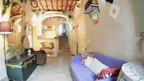Un salon chaleureux avec un canapé, une petite table et un coffre décoratif.