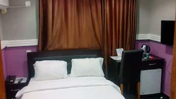 Deluxe Double Room, Non Smoking | Minibar, individually decorated, individually furnished, desk
