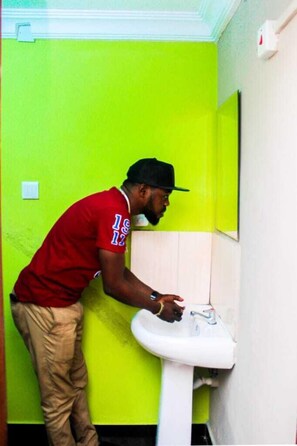 豪華雙人房, 非吸煙房 | 浴室 | 淋浴設備、水力按摩花灑、名牌梳洗用品、拖鞋