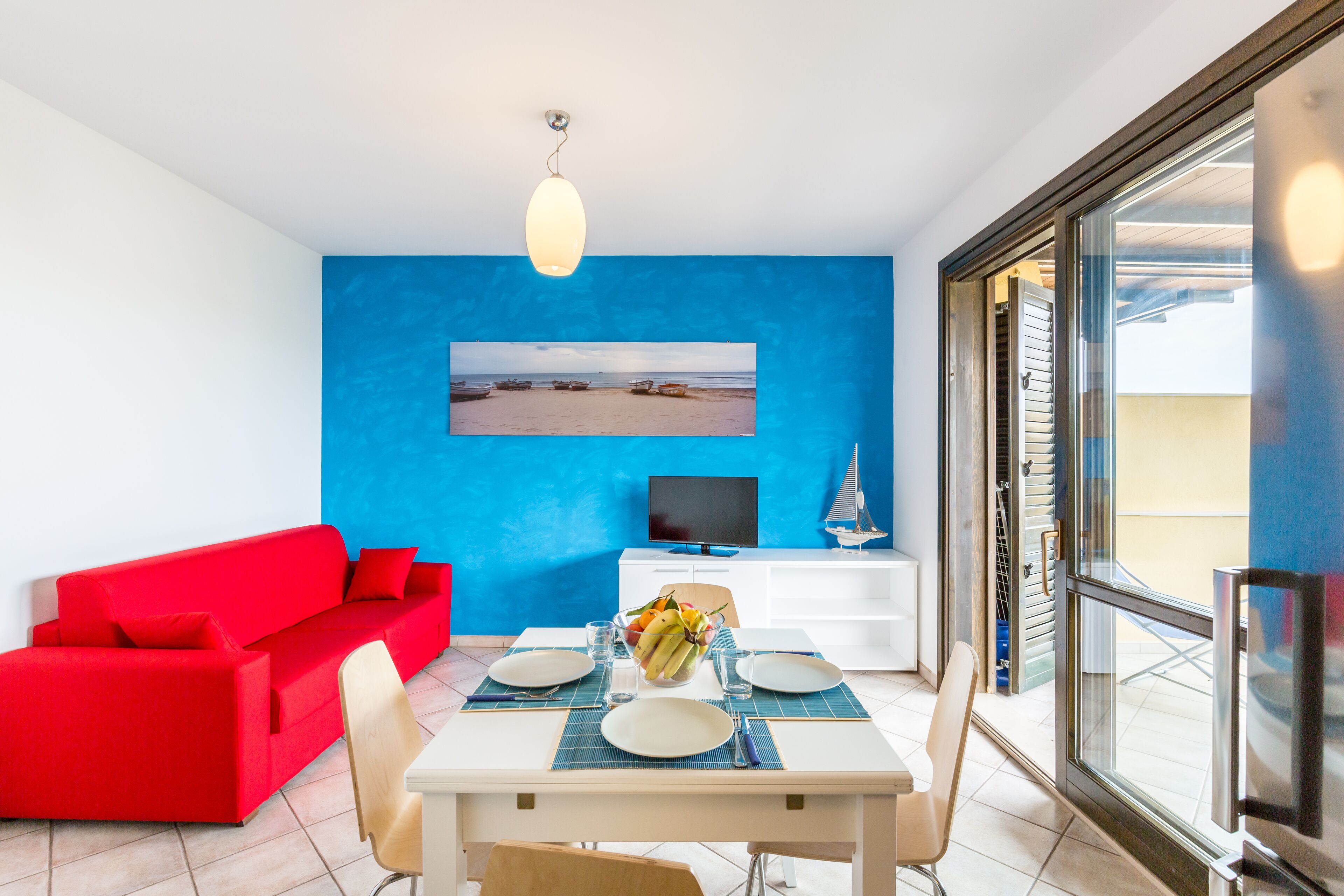 Appartamento, 2 camere da letto, terrazzo (MUSE, EROS, ELIO) | Area soggiorno | TV a schermo piatto 32 pollici con canali via cavo, TV