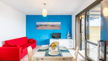 Apartment, 2 Schlafzimmer, Terrasse (MUSE, EROS, ELIO) | Wohnbereich | 32-Zoll-Flachbildfernseher mit Kabelempfang, Fernseher