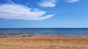 A beach with clear skies and calm waters. - Residence Andrea Doria (Ragusa)