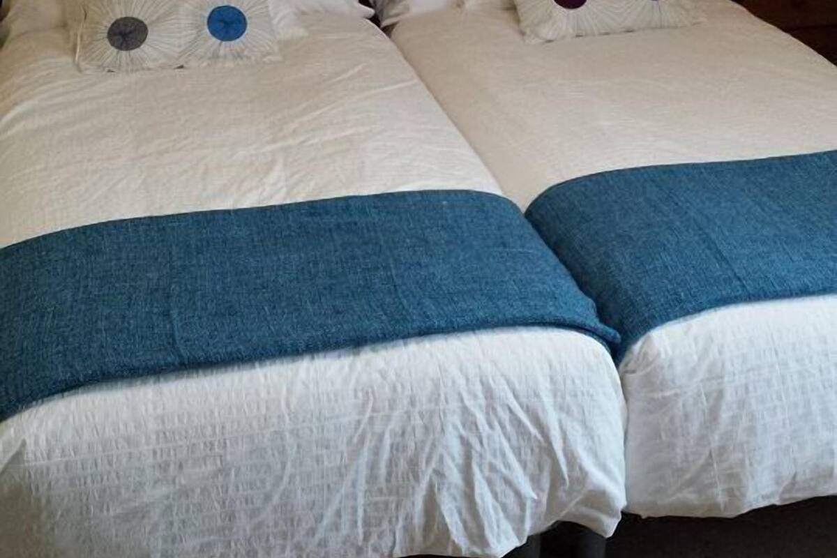 Verdunkelungsvorhänge, Bügeleisen/Bügelbrett, Zustellbetten