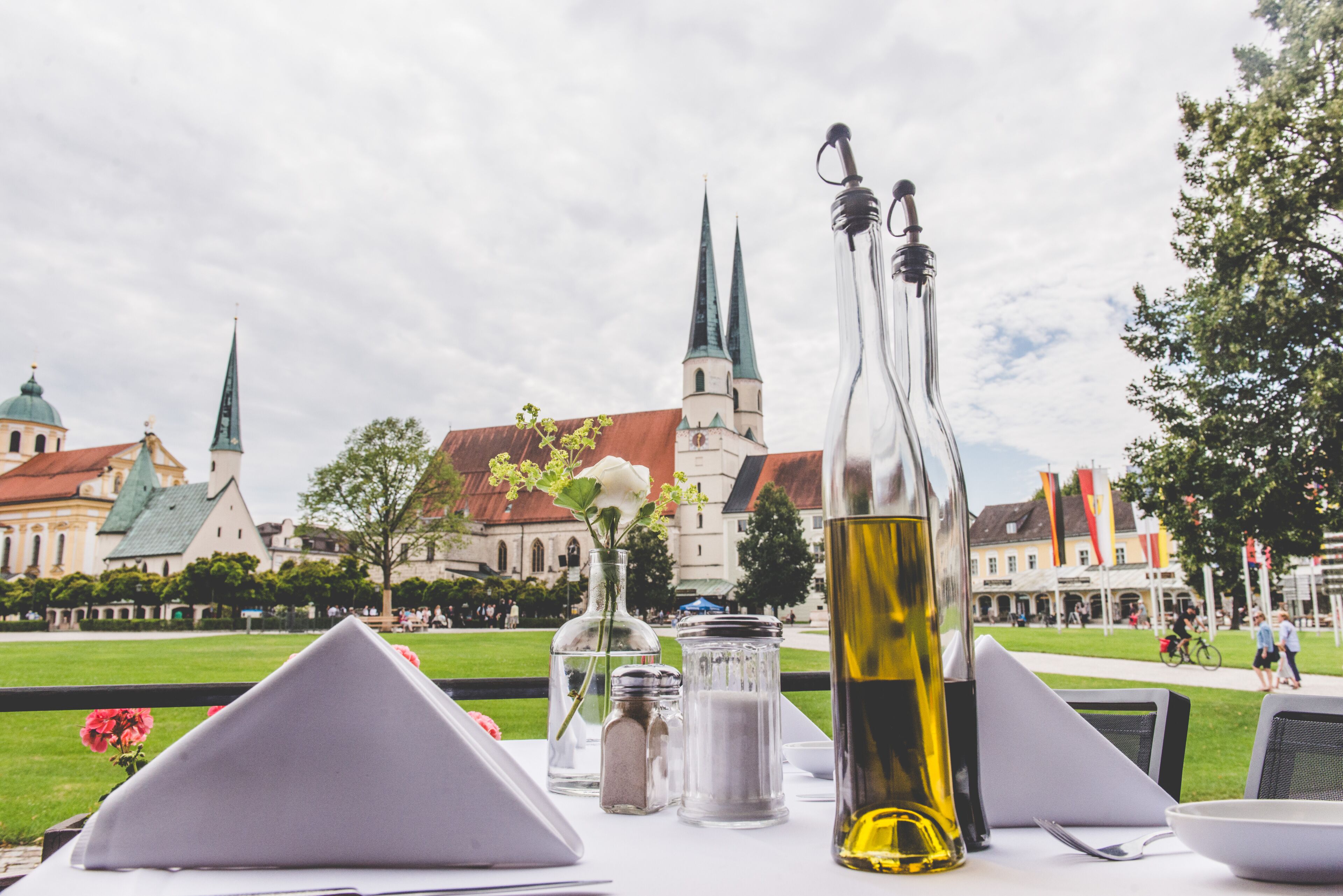breakfast, lunch served; international cuisine, al fresco dining