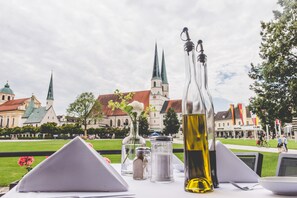Petit déjeuner et déjeuner servis sur place, restauration en plein air