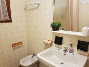 حوض استحمام عميق، دُش غزير، مستلزمات مجانية للعناية الشخصية، مجففات شعر