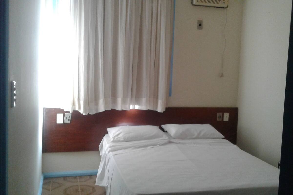 Minibar, wifi gratis y ropa de cama