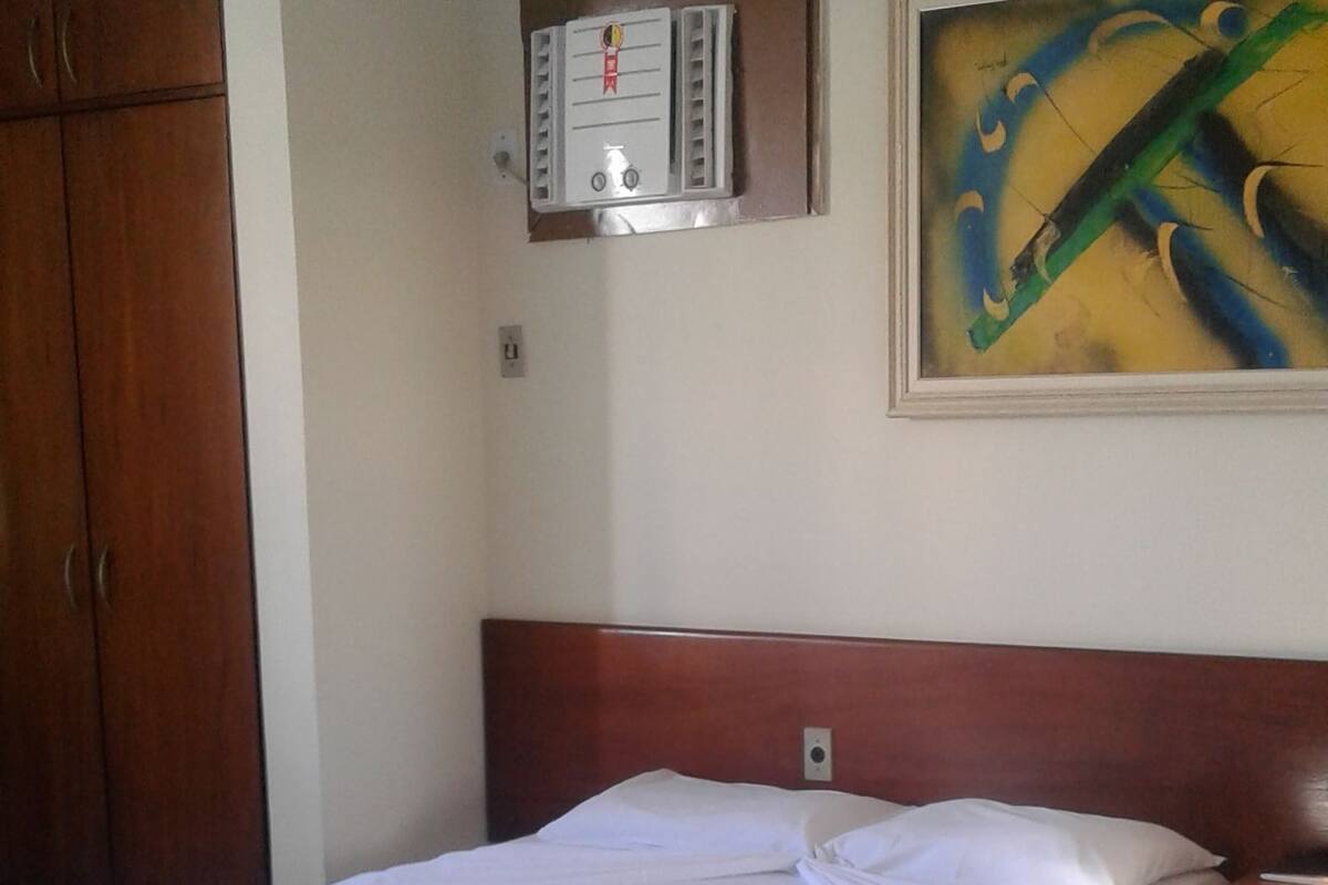 Minibar, wifi gratis y ropa de cama
