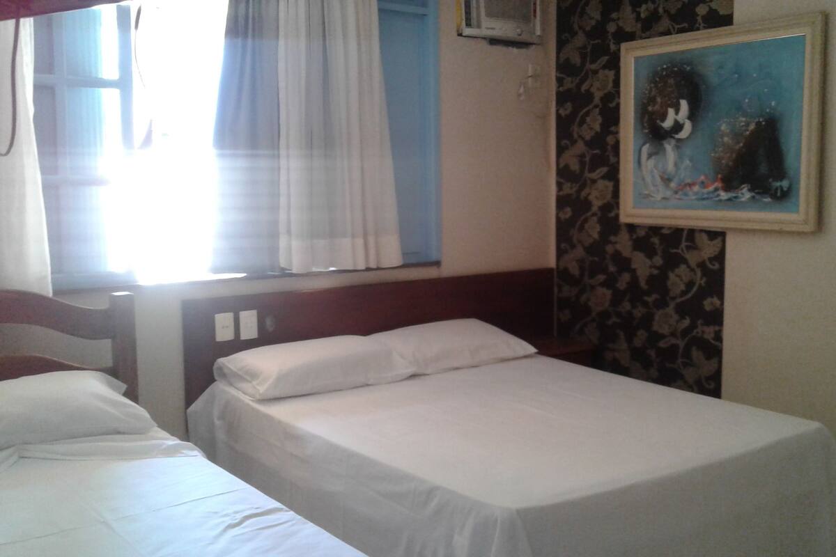 Minibar, wifi gratis y ropa de cama