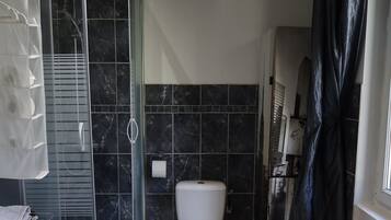 Studio Suite Keluarga | Kamar mandi | Perlengkapan mandi gratis dan handuk