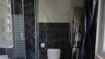 Familien-Studiosuite | Badezimmer | Kostenlose Toilettenartikel, Handtücher