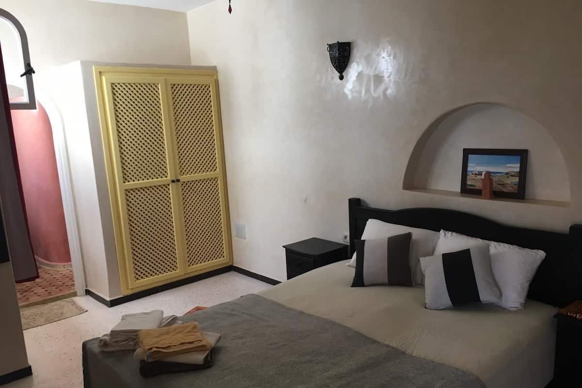 مكواة/لوح كي وواي فاي مجانًا وملاءات أسرّة