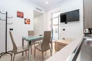 Apartamento básico, 1 habitación, balcón, vistas a la ciudad | Cocina privada | Frigorífico grande, horno, placa de cocina y máquina de café espresso