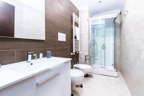 Shower, hydromassage showerhead, free toiletries, hair dryer - Palazzo Settembrini 49 (Naples)