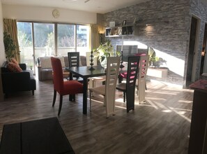 Departamento familiar, varias camas, para no fumadores | Sala de estar | Televisión de pantalla plana 