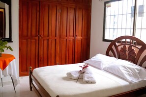 Habitación Confort doble, 1 cama doble | Ropa de cama de alta calidad, escritorio, tabla de planchar con plancha