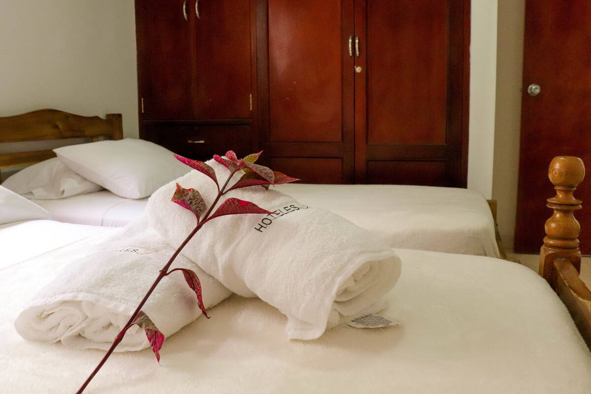 Habitación triple Confort, varias camas | Ropa de cama de alta calidad, escritorio, tabla de planchar con plancha