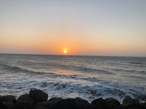 Ubicación cercana a la playa y servicio de transporte a la playa
