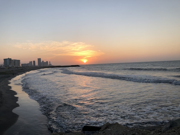 Ubicación cercana a la playa y servicio de transporte a la playa