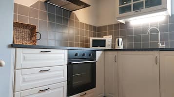 Apartment, 2 Queen Beds, Non Smoking, Garden View | Private kitchen | Fridge, microwave, stovetop, coffee/tea maker