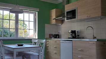 Studio, 1 Queen Bed with Sofa bed, Non Smoking, Garden View | Private kitchen | Fridge, microwave, stovetop, coffee/tea maker
