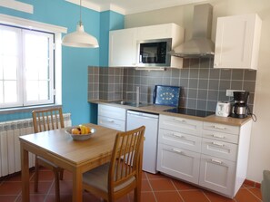 Studio, 1 Queen Bed, Non Smoking | In-room dining