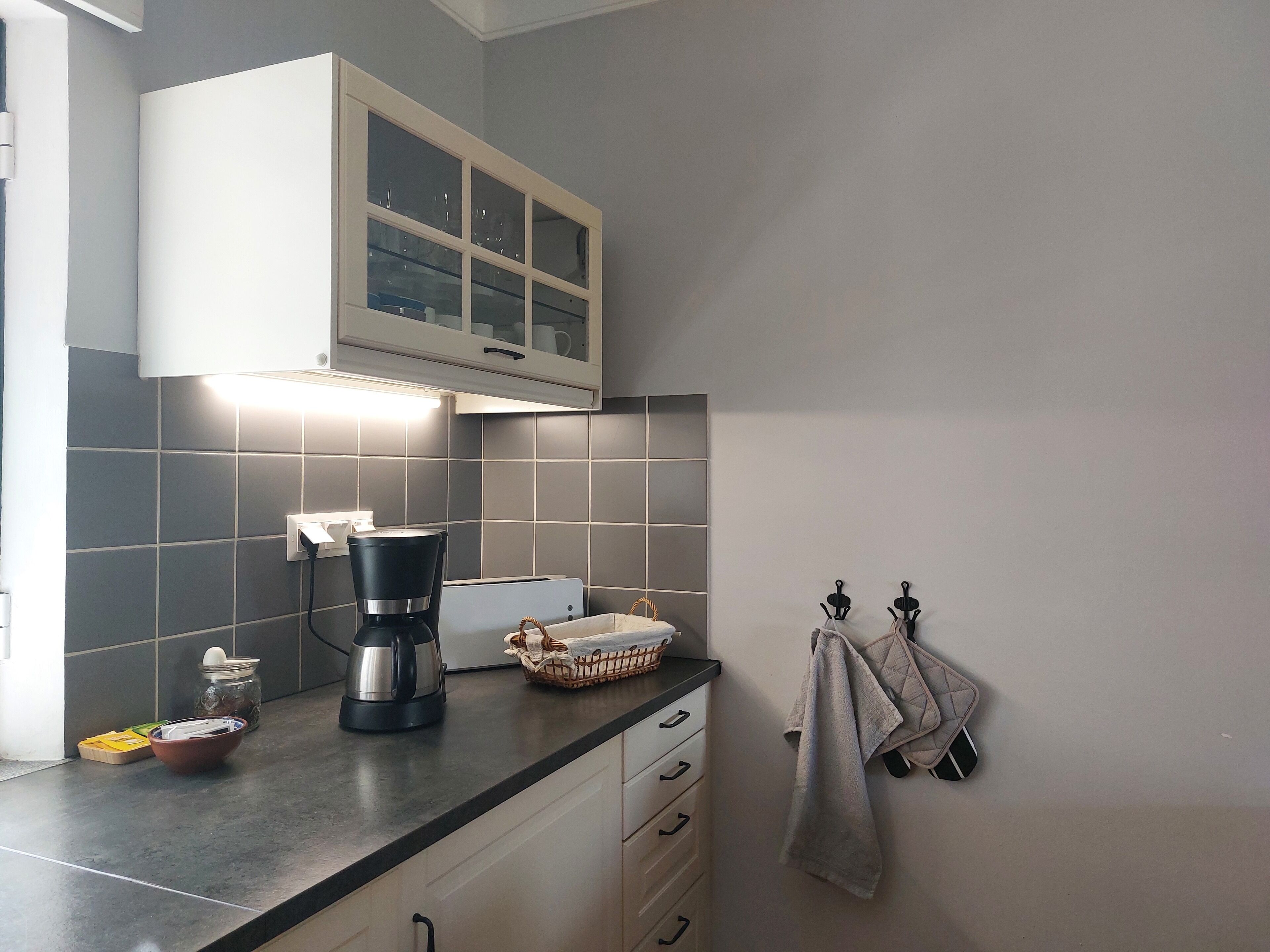 Departamento, 2 camas Queen size, para no fumadores, vista al jardín | Cocina privada | Refrigerador, microondas, parrilla de estufa y cafetera y tetera 