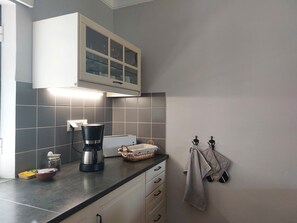 Apartemen, 2 Tempat Tidur Queen, Bebas Asap Rokok, pemandangan kebun | Dapur pribadi | Lemari es, microwave, kompor, dan mesin pembuat kopi/teh