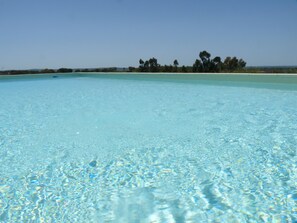 屋外プール、プール パラソル、サンラウンジャー