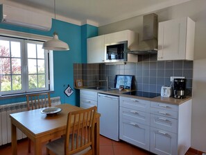 Studio, 1 Queen Bed, Non Smoking | Private kitchen