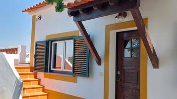 Studio, 1 Queen Bed with Sofa bed, Non Smoking, Garden View | Terrace/patio