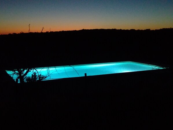 Piscina a l'aire lliure, para-sols i gandules