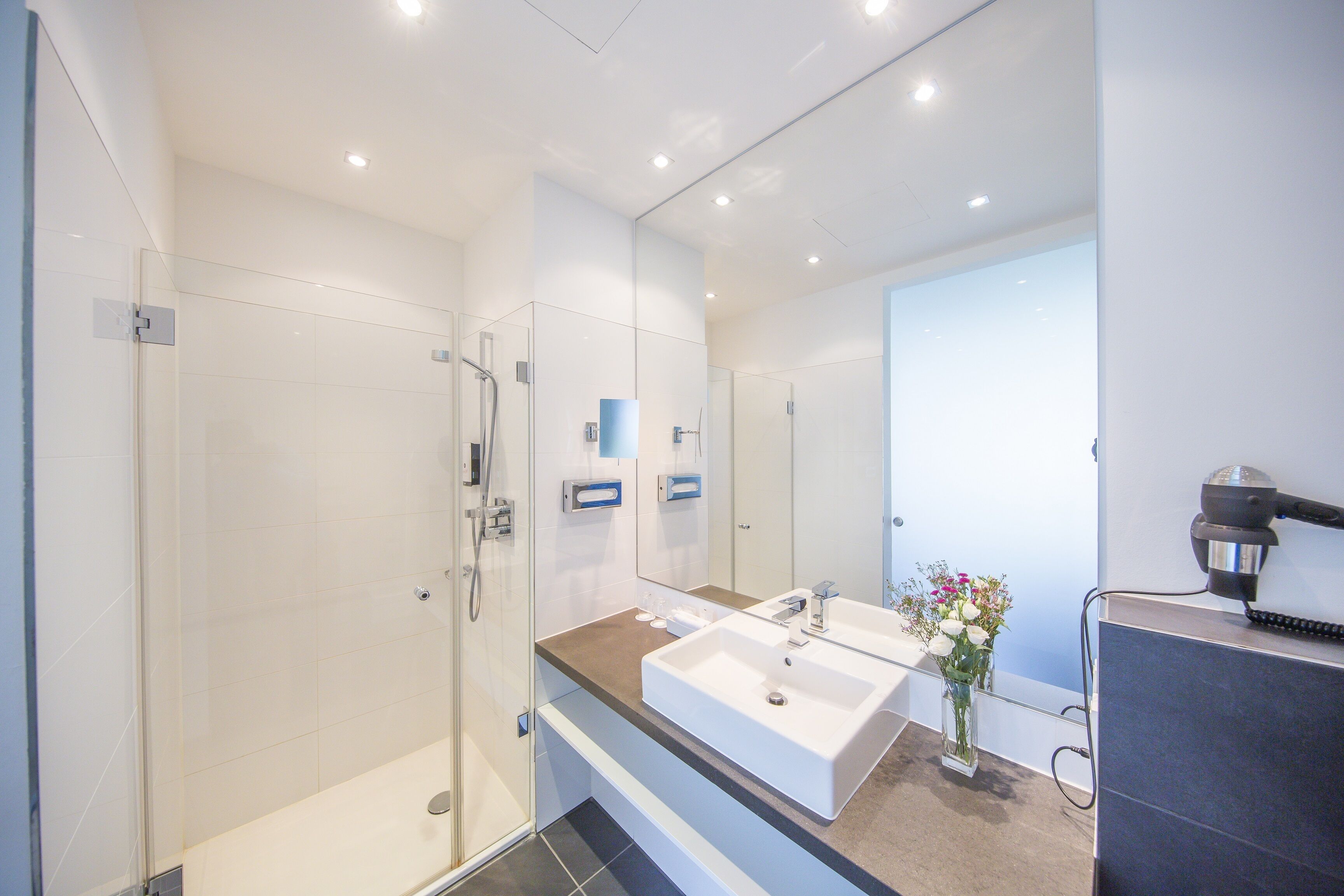 standard room | bathroom | free toiletries, hair dryer, towels, soap