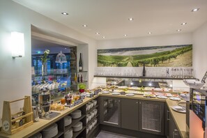 Tägliches inbegriffenes Frühstück zur Selbstbedienung