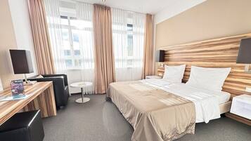 Habitación estándar | Ropa de cama hipoalergénica, caja fuerte, escritorio