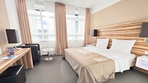 Standard Room | Hypo-allergenic bedding, in-room safe, desk, laptop workspace - Hotel Im Schulhaus (Lorch)