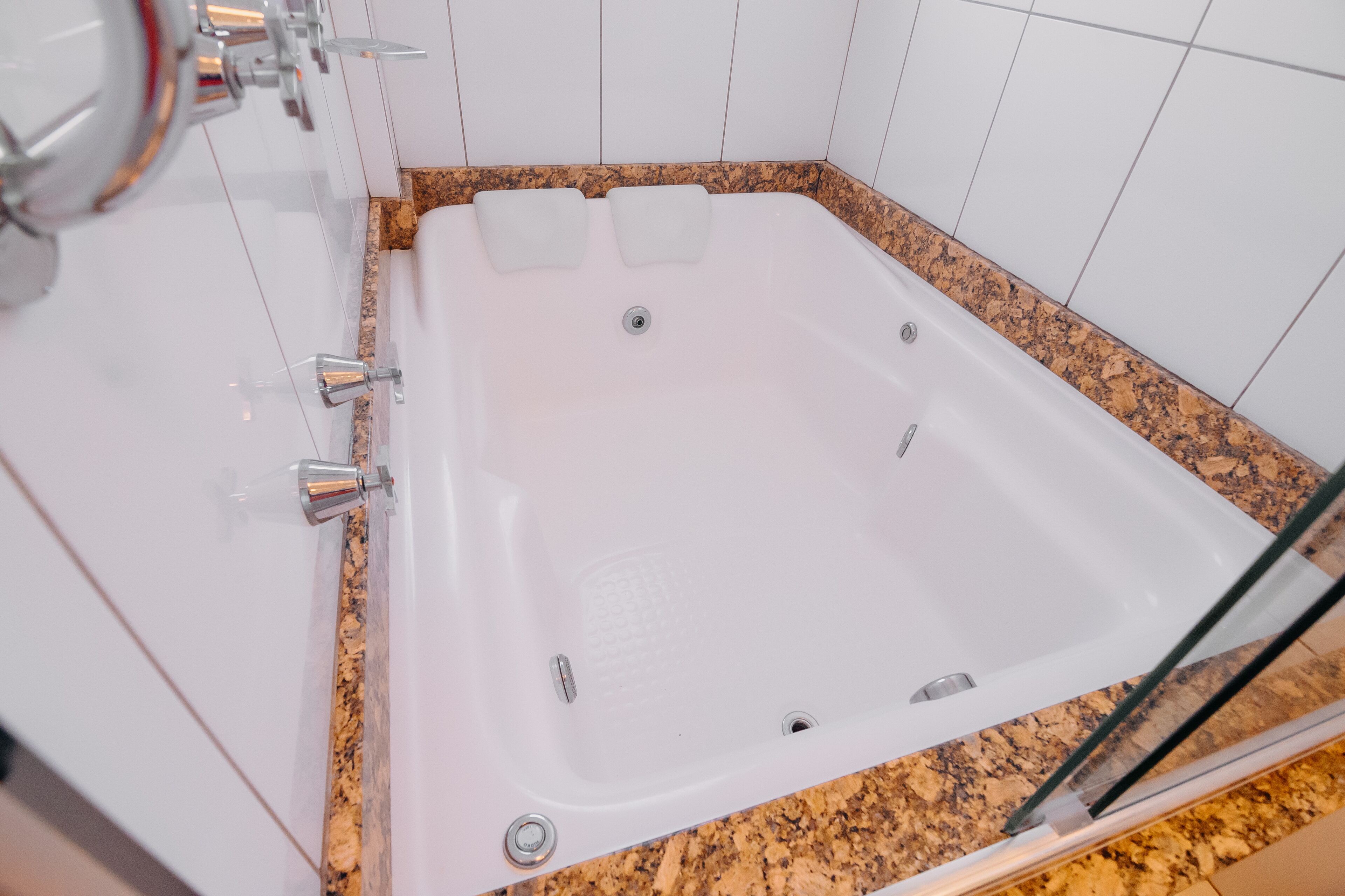 suite, jetted tub | bathroom | shower, free toiletries, towels
