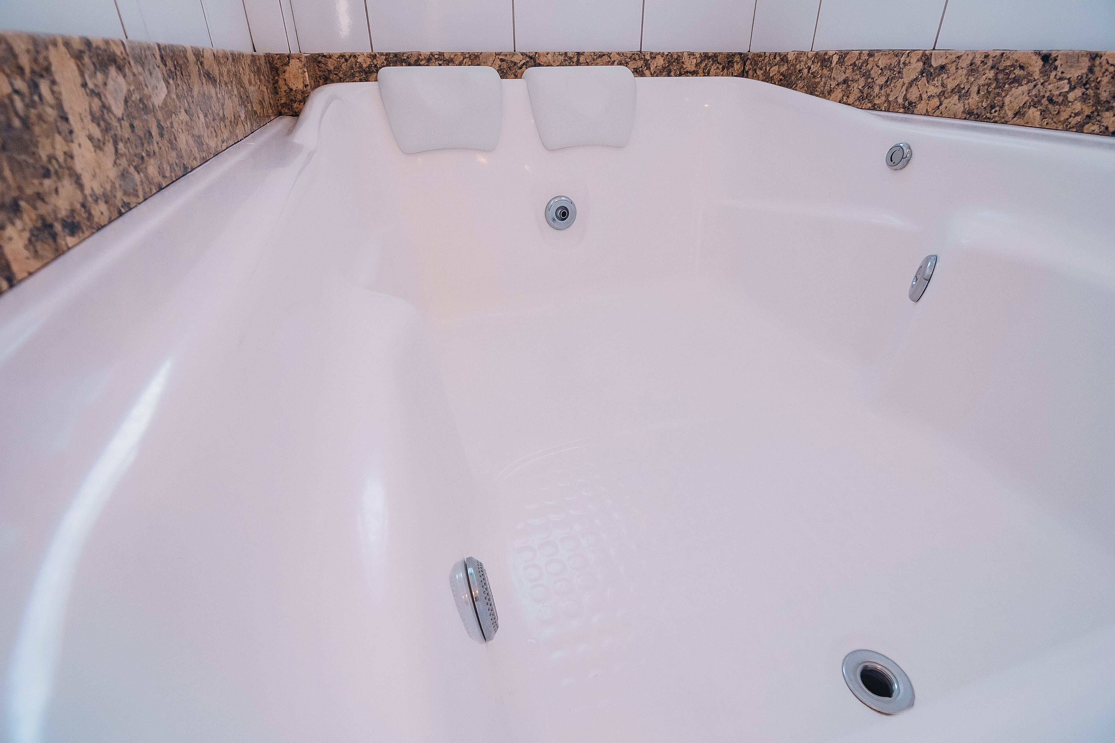 suite, jetted tub | bathroom | shower, free toiletries, towels