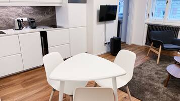 Apartamento conforto, 1 cama King e sofá-cama, para não fumantes, vista para a cidade | Cozinha privada | Geladeira, micro-ondas, cooktop, lava-louças