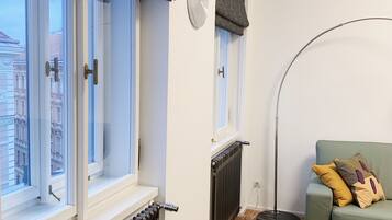 Apartamento conforto, 1 cama King e sofá-cama, para não fumantes, vista para a cidade | Comodidades do quarto