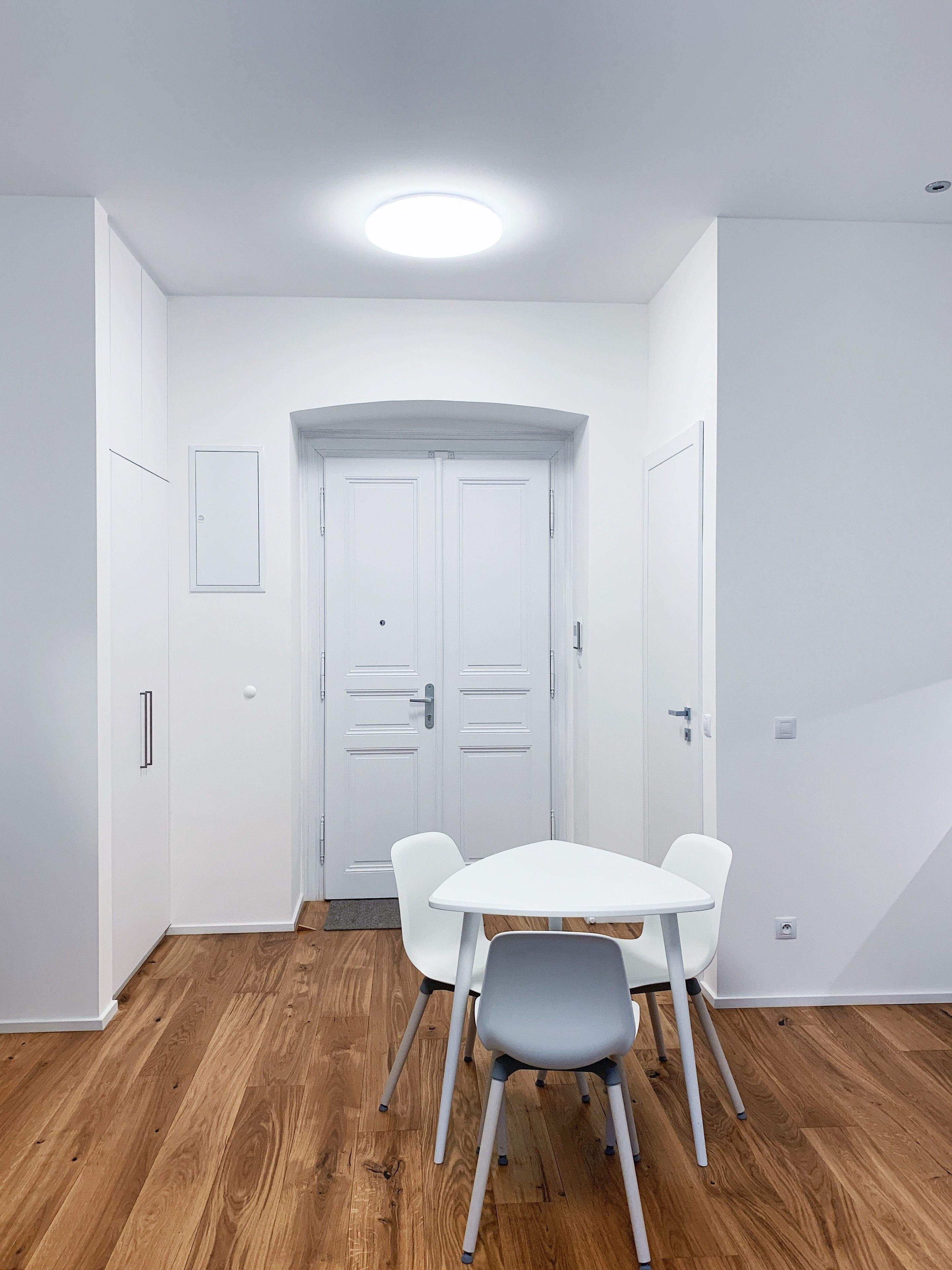 Apartamento conforto, 1 cama King e sofá-cama, para não fumantes, vista para a cidade | Opções para refeição no quarto