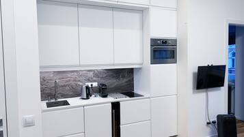 Apartamento conforto, 1 cama King e sofá-cama, para não fumantes, vista para a cidade | Cozinha privada | Geladeira, micro-ondas, cooktop, lava-louças