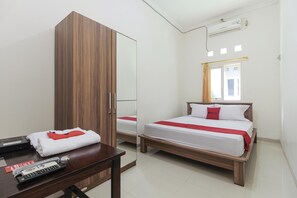 Escritorio, wifi gratis y ropa de cama 