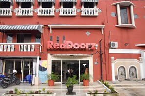 Exterior - RedDoorz near Pelabuhan Tanjung Perak 2 Surabaya (Surabaya)