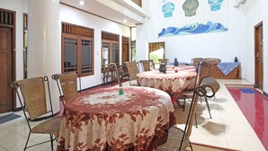 Dining - Reddoorz Near Malioboro Tugu Station Jogja (Yogyakarta)