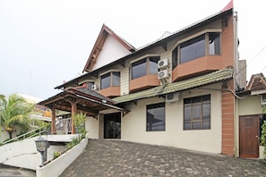 Front of property - Reddoorz Near Malioboro Tugu Station Jogja (Yogyakarta)
