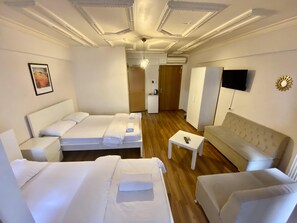 Habitación triple Deluxe | Ropa de cama de alta calidad y edredón