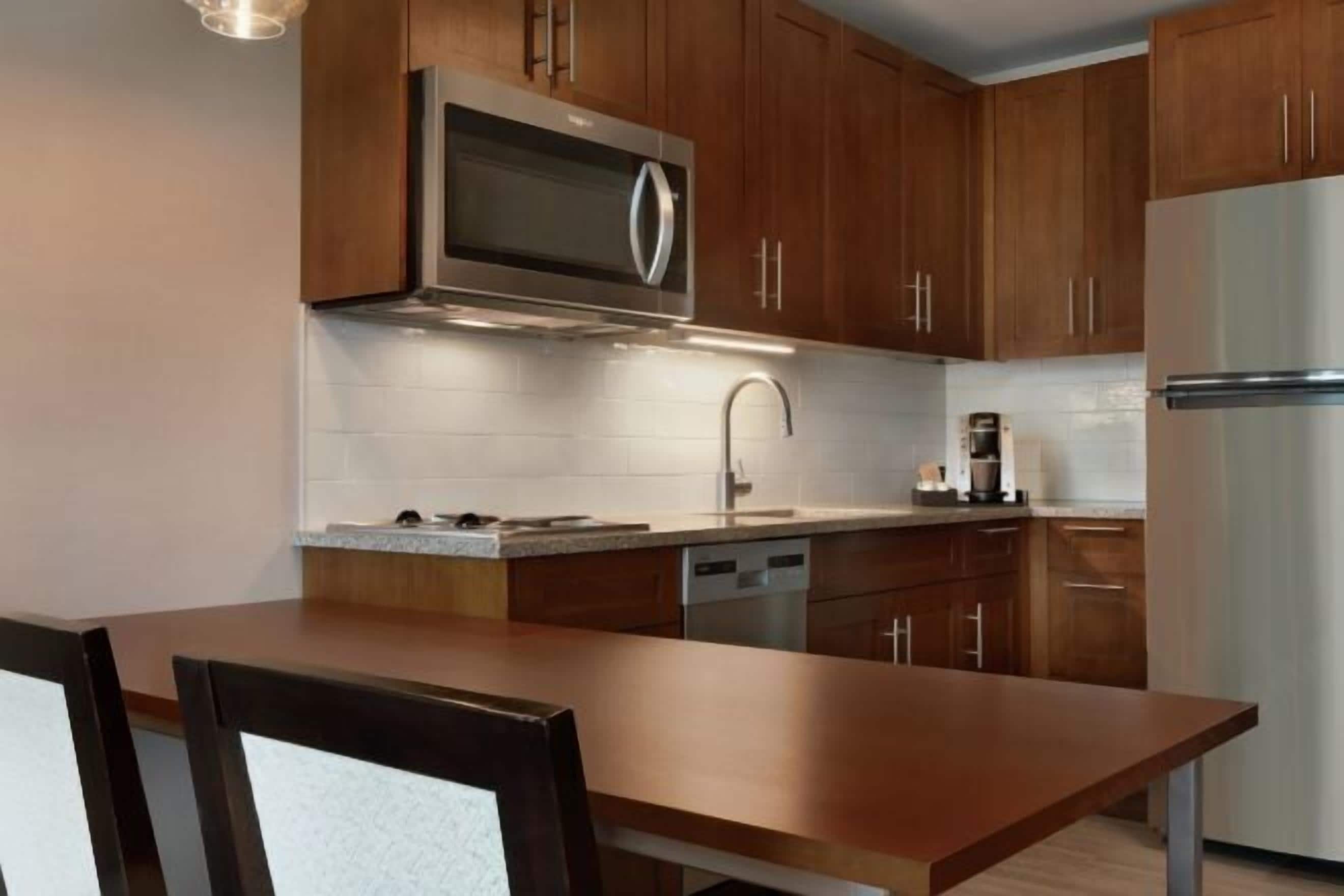 Cuina privada | Frigorífic gran, microones, placa de cuina i rentaplats 